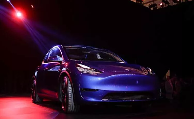 Tesla Mor Renkli Model 3’ü Tanıttı