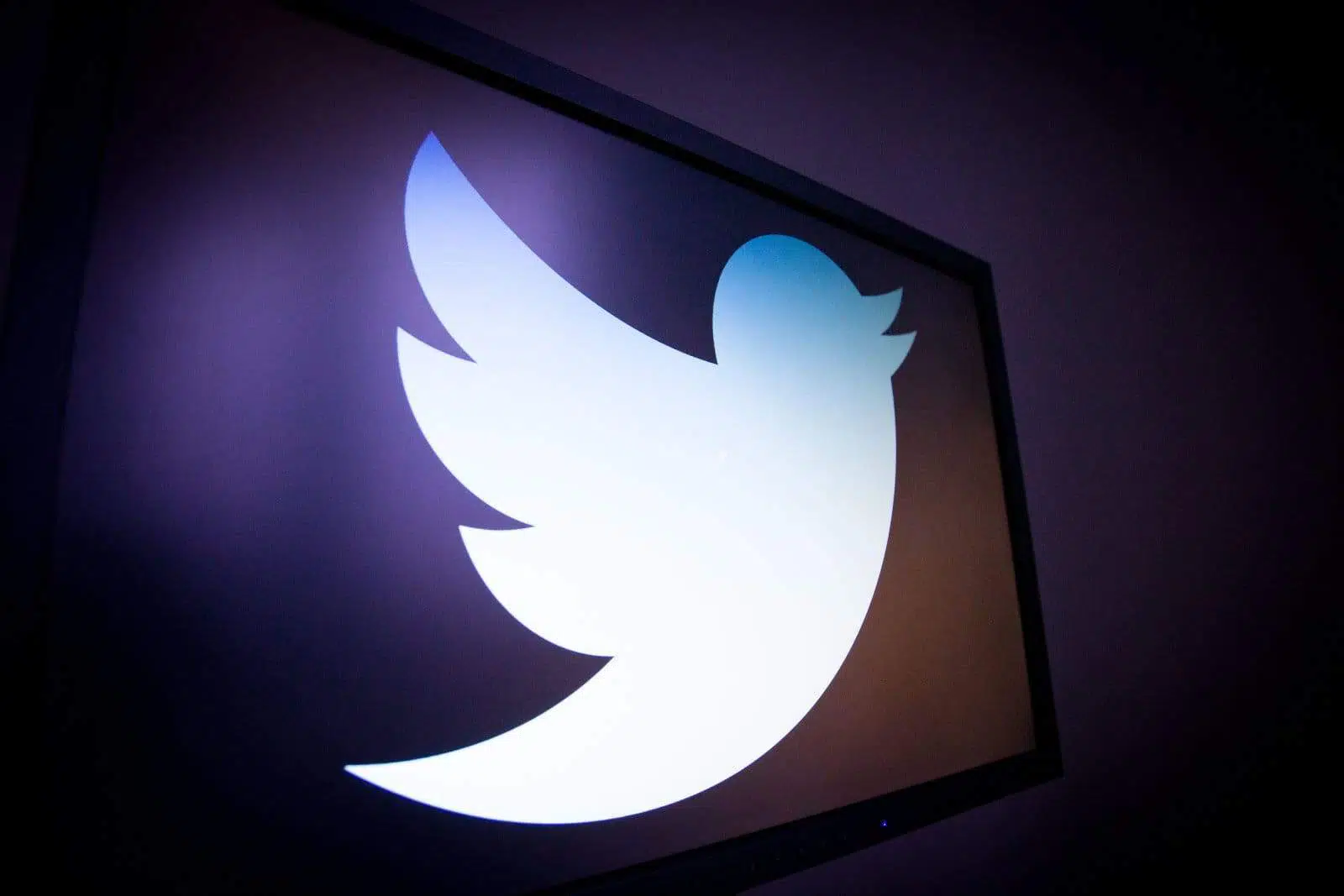 Twitter yüz binlerce tweet’e erişimi kısıtladı