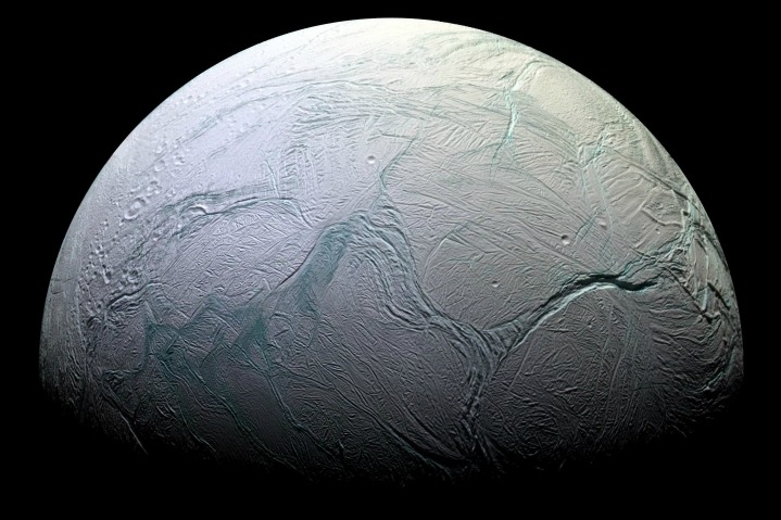 James Webb Uzay Teleskobu, Saturn’ün ayı Enceladus’ta muazzam su buharlarını keşfetti