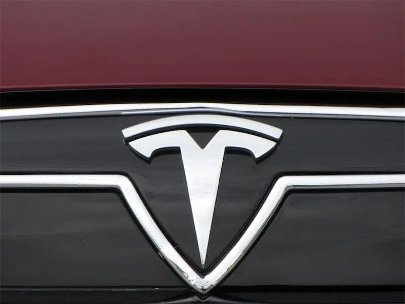 Tesla FSD sistemini diğer üreticilere açacak