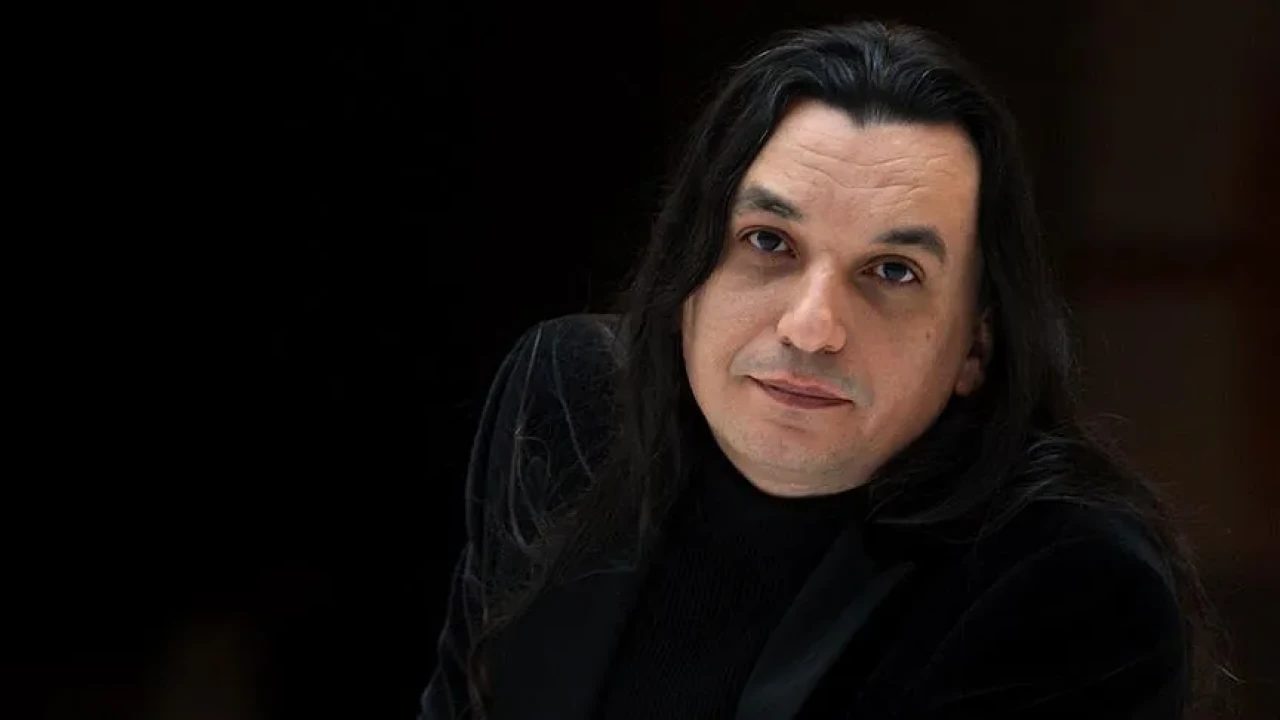 “Yerine Sevemem” İle Efsaneleşen Gökhan Kırdar: Kimdir, Kaç Yaşında ve En Popüler Şarkıları Neler?